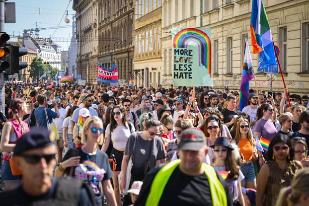 Zagreb: 24. Povorka ponosa LBGTIQ zajednica "Puna usta ponosa" prolazi centrom grada