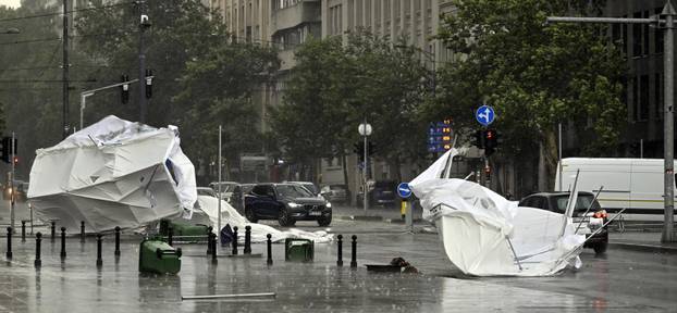 Šatorsko naselje ispred Narodne skupštine Republike Srbije nije izdržalo nevrijeme koje je pogodilo Beograd