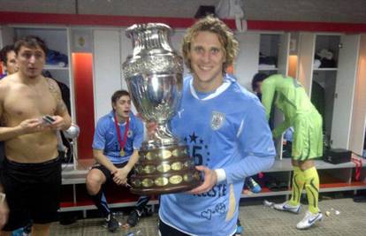 Nosi ga svugdje sa sobom: Diego Forlan privijen uz trofej