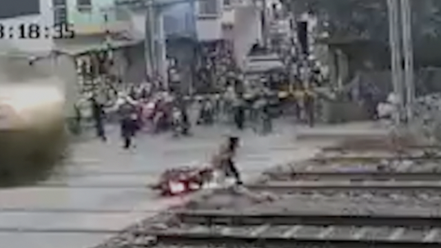 Više sreće nego pameti: Indijac jedva uspio izbjeći udar vlaka