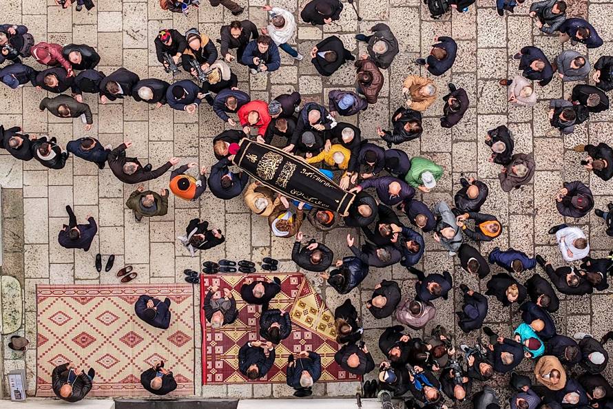 Sarajevo: Pogled iz zraka na dženazu za Halida Bešlića u Gazi Husrev-begovoj džamiji