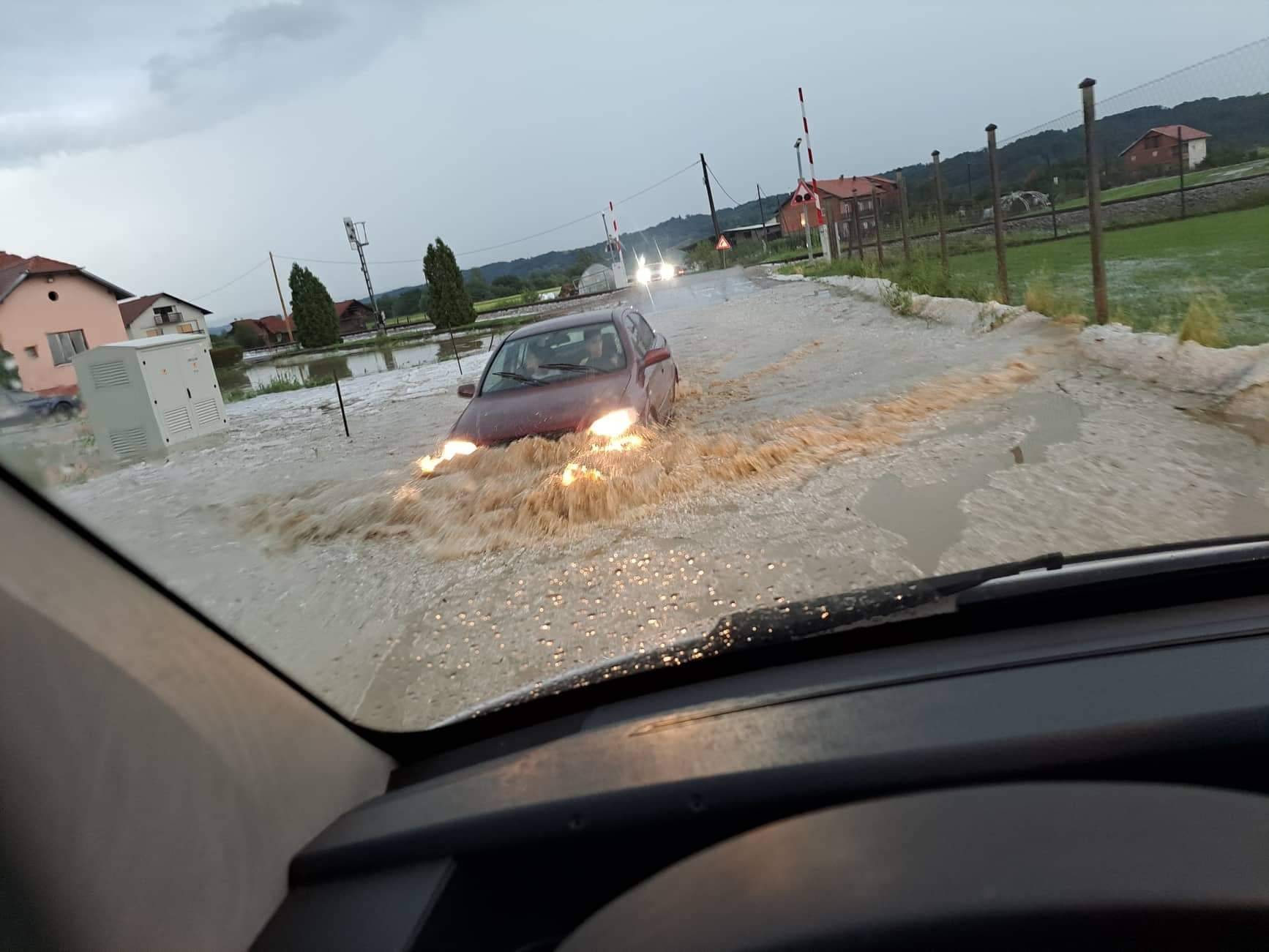 FOTO Novo nevrijeme poharalo Zagorje: Nakon tuče obilna kiša potopila ceste kod Poznanovca