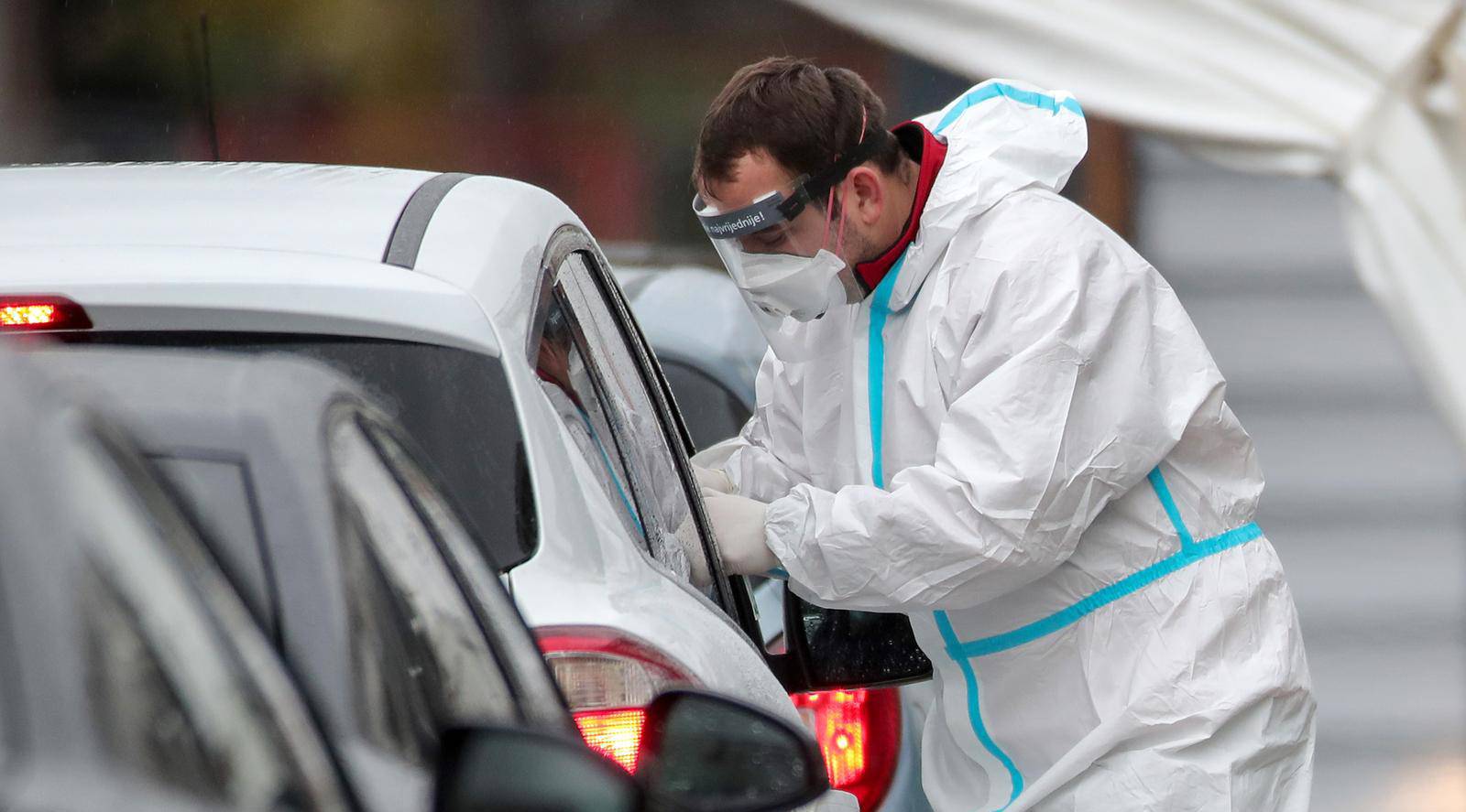 Povećan broj vozila na drive-in COVID testiranju na Zagrebačkom Velesajmu