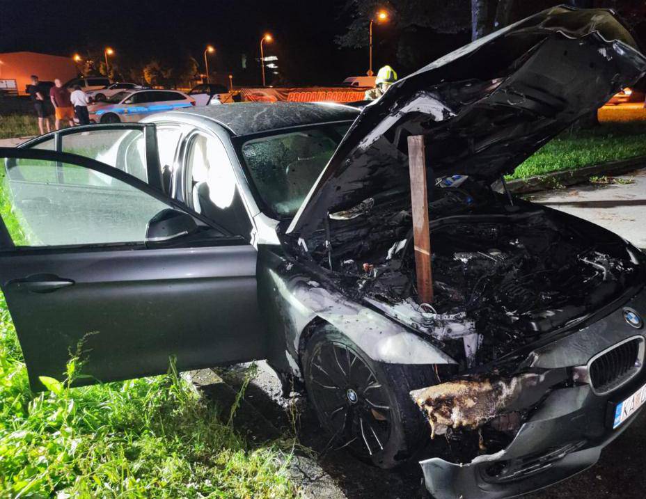 FOTO Buktinja u Karlovcu: Gorio BMW pravosudnog policajca