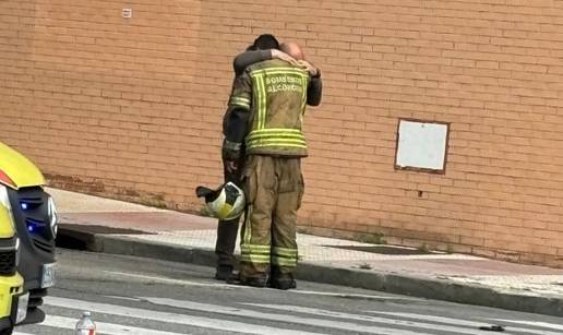 Dvojica vatrogasaca poginula u eksploziji električnog vozila u garaži: Tužan prizor slama srce