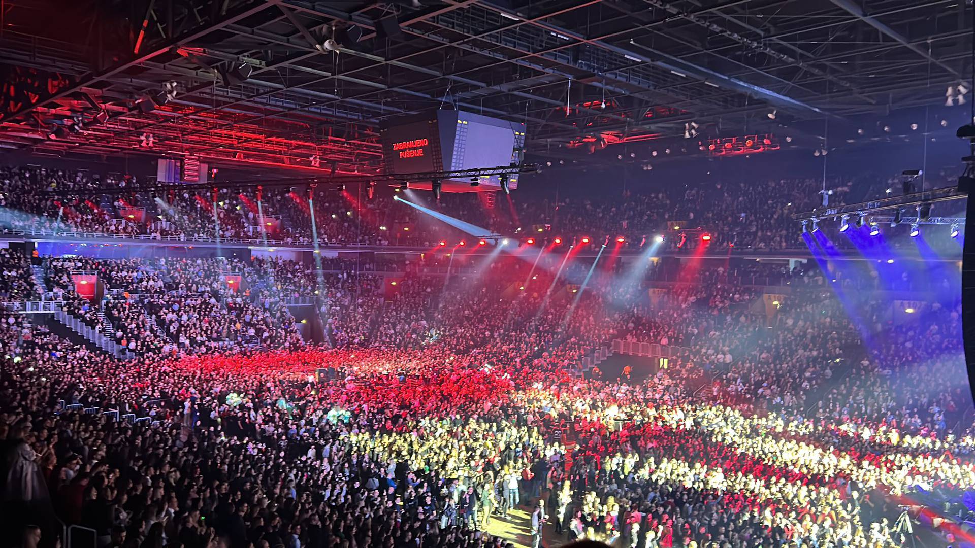 Počeo prvi koncert Aleksandre Prijović, Arena prepuna: 'Dobra večer Zagrebe. Volim vas sve'