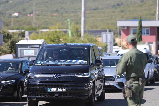 Okupljanje navijača Dinamana izlazu s A1 kod Dugopolja