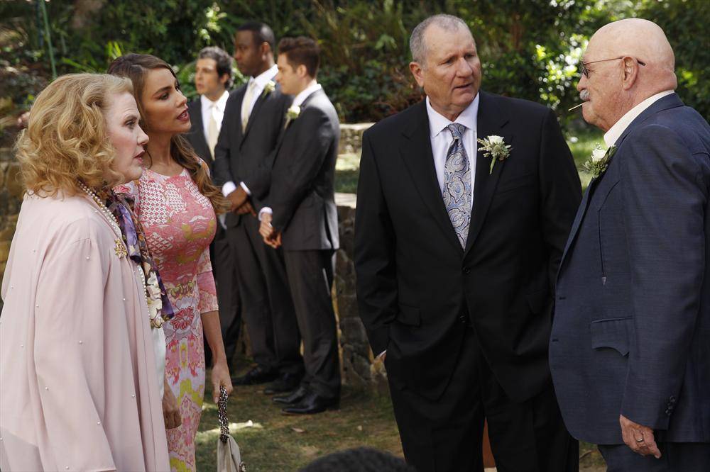 FOREGROUND: CELIA WESTON, SOFIA VERGARA, ED O'NEILL, BARRY CORBIN