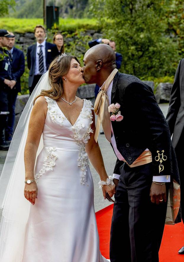 Bridal couple princess Märtha Louise and Mr. Durek Verrett greet the crowd