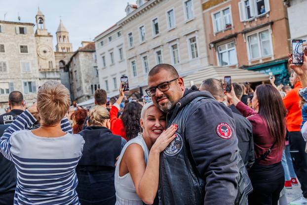 Split: Građani se okupili u spomen na Halida Bešlića na gradskoj Pjaci