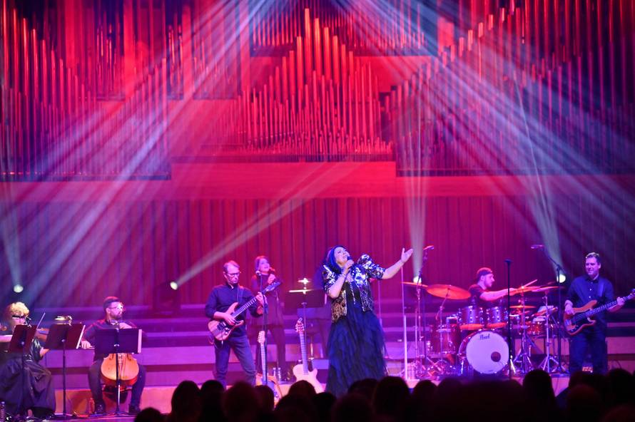 Kaliopi na koncertu u Lisinskom imala dva posebna gosta, a publika ju vraćala 2 puta na bis