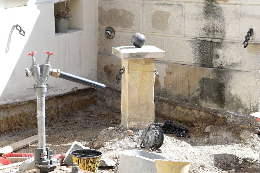 Zagreb: Raskomadan Nelsonov lanac na Kamenitim vratima