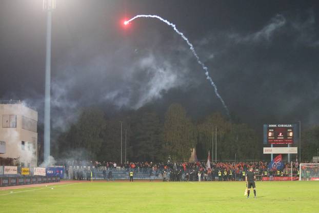 Vinkovci: Torcida bakljama gađala navijače Cibalije