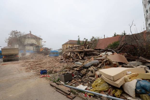 Zagreb: Rušenje stare kuće na raskrižju Selske, Ilice i ulice Sv. Duh u kojoj je nekada bila pekara Sveti Duh