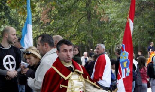 Naljutio roditelje: Cmrk psovao i aludirao na seks pred djecom