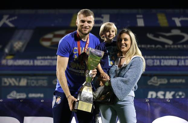 Nogometaši Dinama ponosno pozirali sa svojim obiteljima