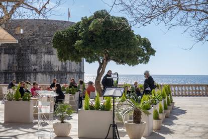 FOTO Sunčano vrijeme je u Dubrovniku izmamilo građane van, a najhrabriji se i kupaju