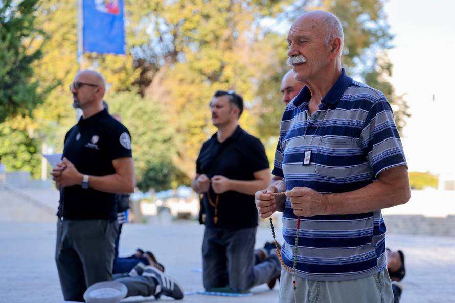 Zadar: Molitelji ispred crkve Sv. Marije