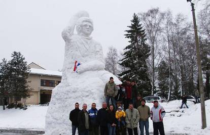 Zagorci od snijega izradili kip Blaženku Lackoviću