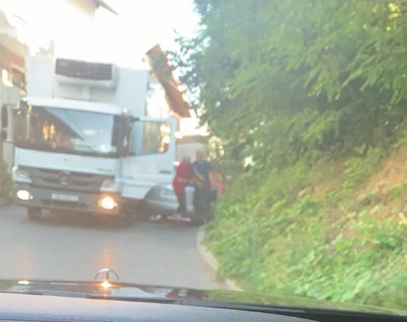 Zagreb: Okrznuli se u uskoj ulici pa potukli, sve je gledalo dijete