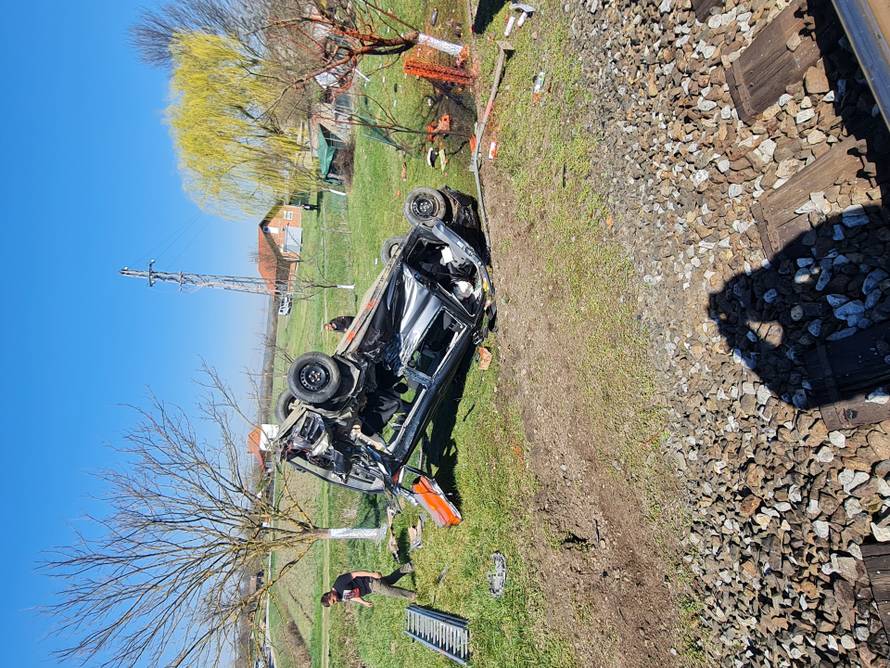FOTO Nevjerojatno! Na auto u Slavoniji naletio vlak i potpuno ga smrskao, a čovjek preživio