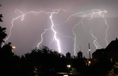 Stigla promjena vremena: Kiša, pljuskovi, grmljavina, vjetar. DHMZ izdao niz upozorenja