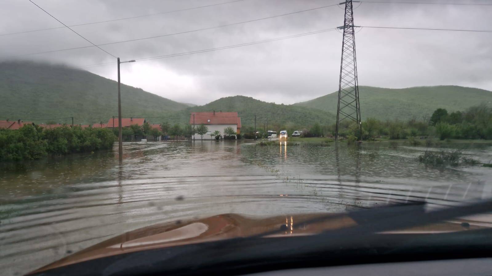 U Gračacu izvanredno stanje, u Obrovcu se Zrmanja izlila u grad koji je u potpunosti bez struje