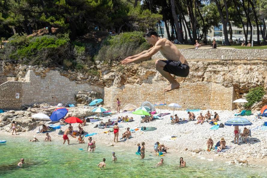 Pula: Havajska plaža na Verudeli raj je za kupače i ljubitelje skokova sa stijena
