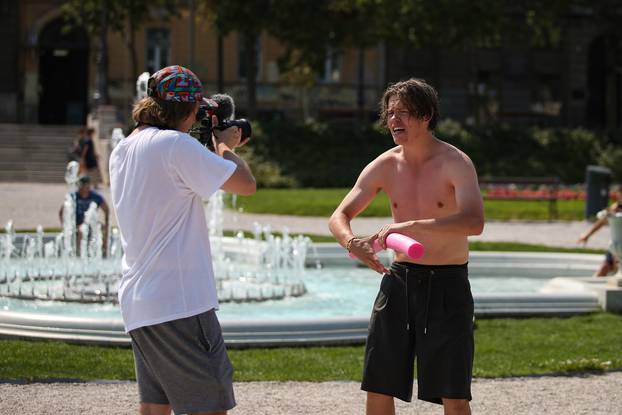Poljski influencer Jacob Borkowski s prijateljima je posjetio Zagreb , te se osvježio u fontani