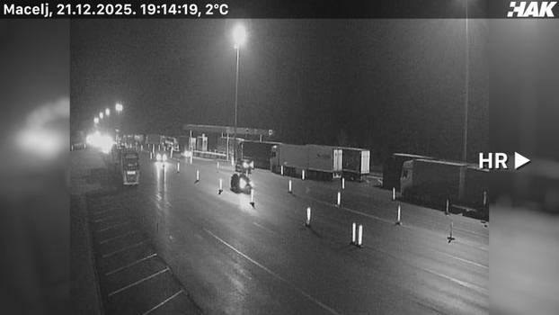 FOTO Na granicama se čeka i po dva sata. HAK: Kolnici su skliski