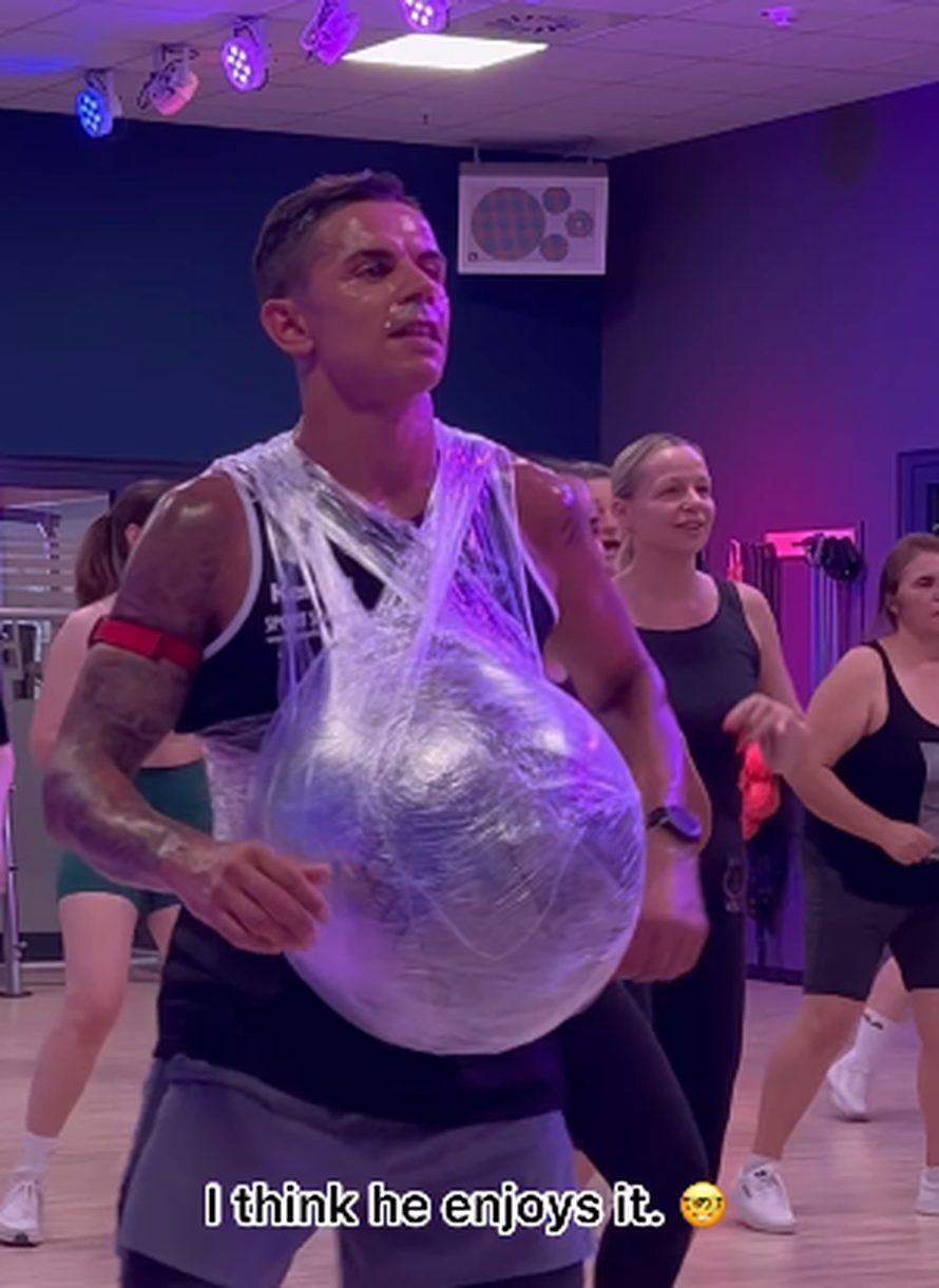 Trudna trenerica zumbe povela dečka na trening i na trbuh mu instalirala loptu od 4 kilograma