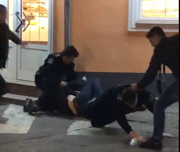 Policija istražuje video: Ispred pekarnice potukle se maškare?