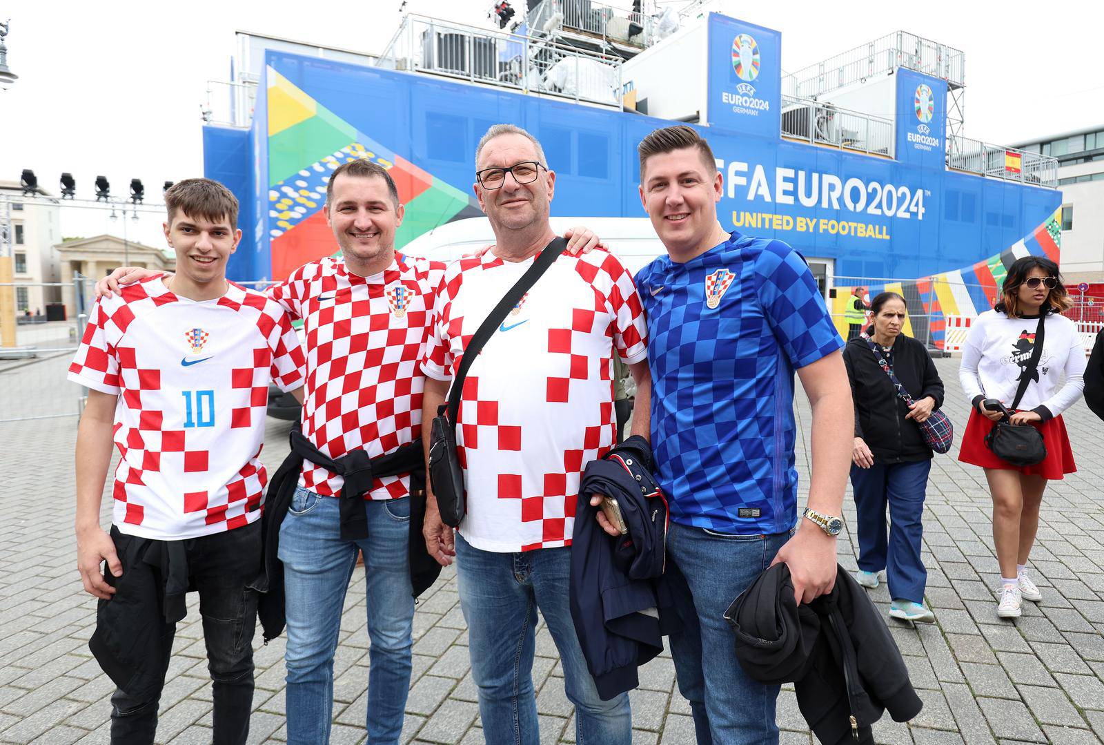 Berlin: Pored Fan zone blizu Brandenburških vrata počeli su se okupljati hrvatski navijači