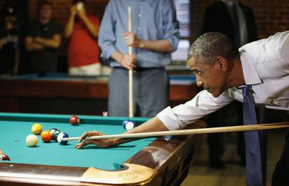 Obama protiv strogih pravila: Nazdravio pivom pa igrao biljar