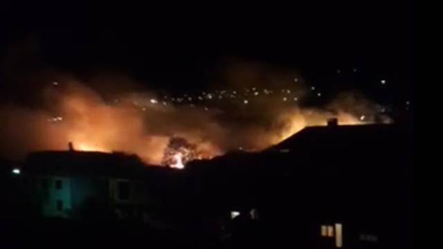 Usred noći izbio požar u Kaštel Gomilici: Gorjelo je blizu kuća