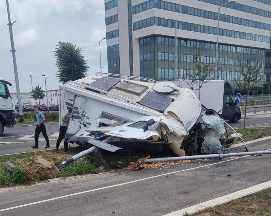VIDEO Kako se iz ovoga izvukao bez ogrebotine?! Kamperom prepolovio stup u Zagrebu!