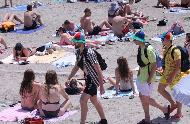 Split: Partijaneri s Ultre potražili osvježenje na Bačvicama 