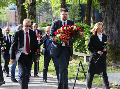 Zagreb: Izaslanstvo SDP-a obišlo grob Ivice Račana povodom 16. obljetnice njegove smrti 