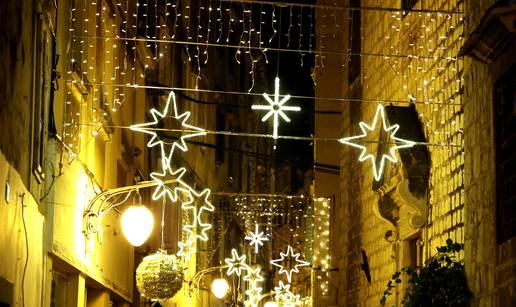 FOTO Adventska &ccaron;arolija: Cijeli &Scaron;ibenik oki&cacute;en je lampicama
