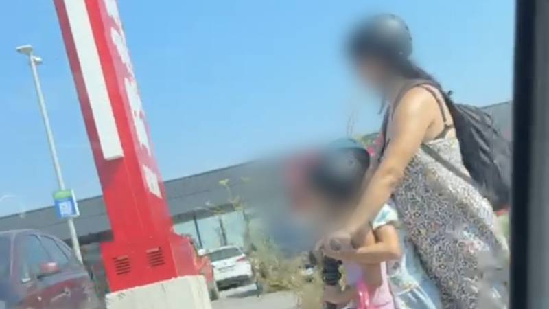 NEVJEROJATNO U Kaštelama je vozila dvoje djece na romobilu!