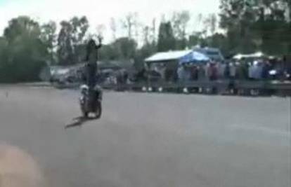 Stajao je na motociklu,  pa je tresnuo s njega na pod