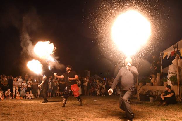 Nastup gutača vatre na Renesansnom festivalu u Koprivnici
