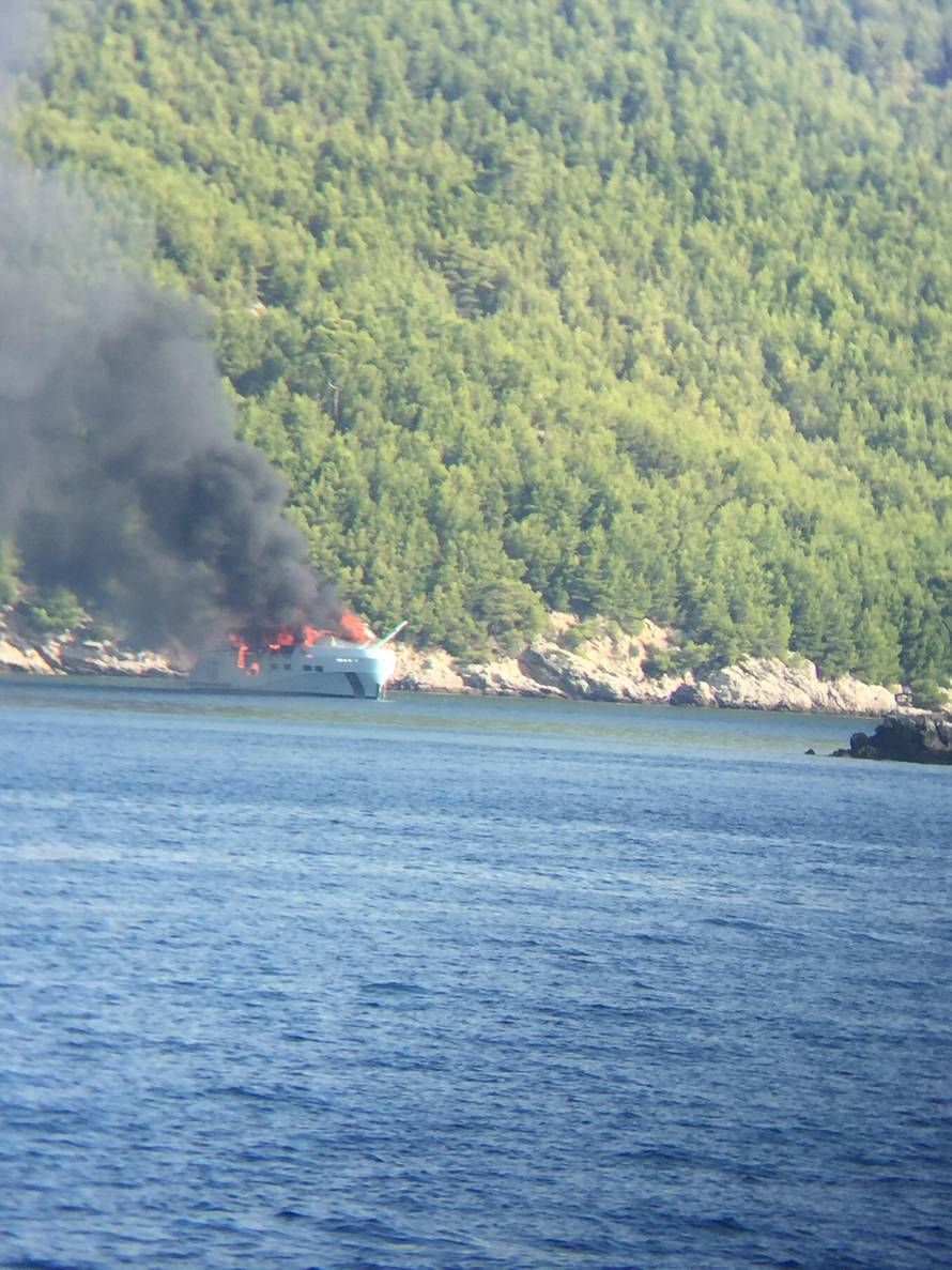 Pogledajte video: Planula jahta kod Dubrovnika, spasili 13 ljudi