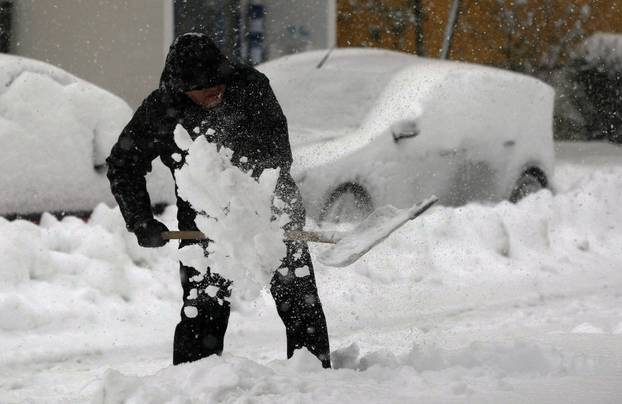 ARHIVA - Zagreb: Gra?ani zapo?eli dan ?iš?enjem automobila od snijega