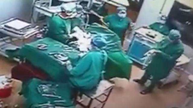 Kirurg istukao sestru ispred prepune operacijske dvorane