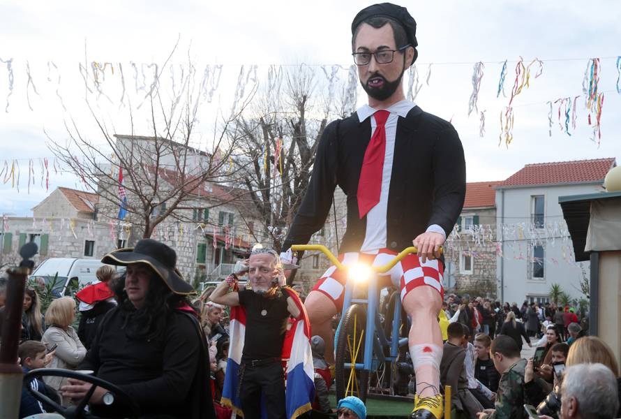 Zagrebački gradonačelnik Tomislav Tomašević bio je krnja na maškarama u Kaštel Kambelovacu