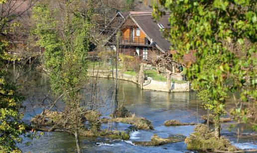 VIDEO Prekrasni prizori prirode u naselju Rastoke kod grada Slunja: Sve je obasjano suncem