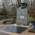 Vandalizirali grob Karla Marxa: Izudarali ga tupim metalom