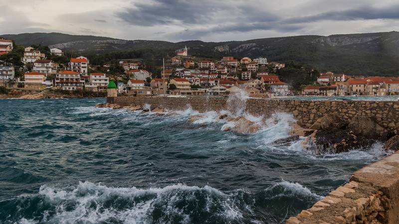 Problemi na cestama i moru: Zbog jakog vjetra na snazi zabrane i prekidi ovih linija
