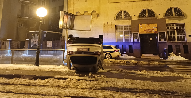 Teška nesreća u Zagrebu: Auto na krovu! Pogledajte fotke